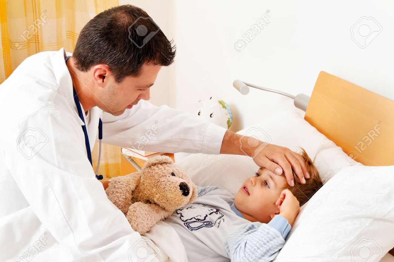 14337671 une visite a domicile medecin examine l enfant malade
